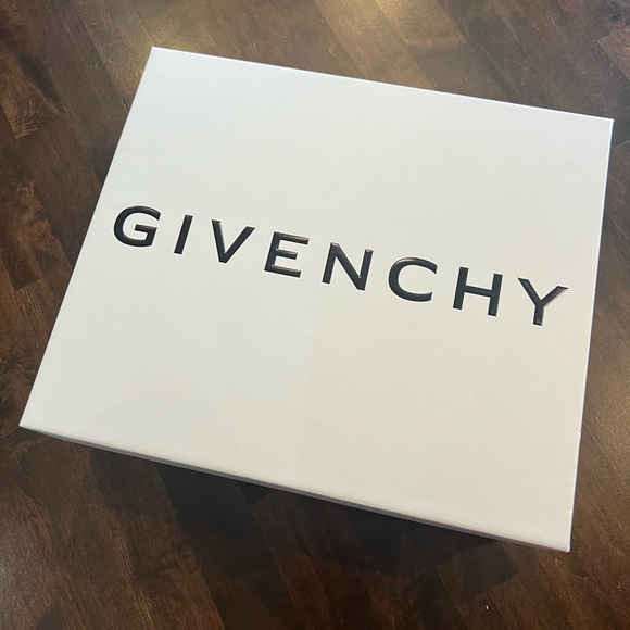 GIVENCHY G cube ankle booties. 100% Italian leather. Inside zipper. Never worn. - Picture 6 of 8